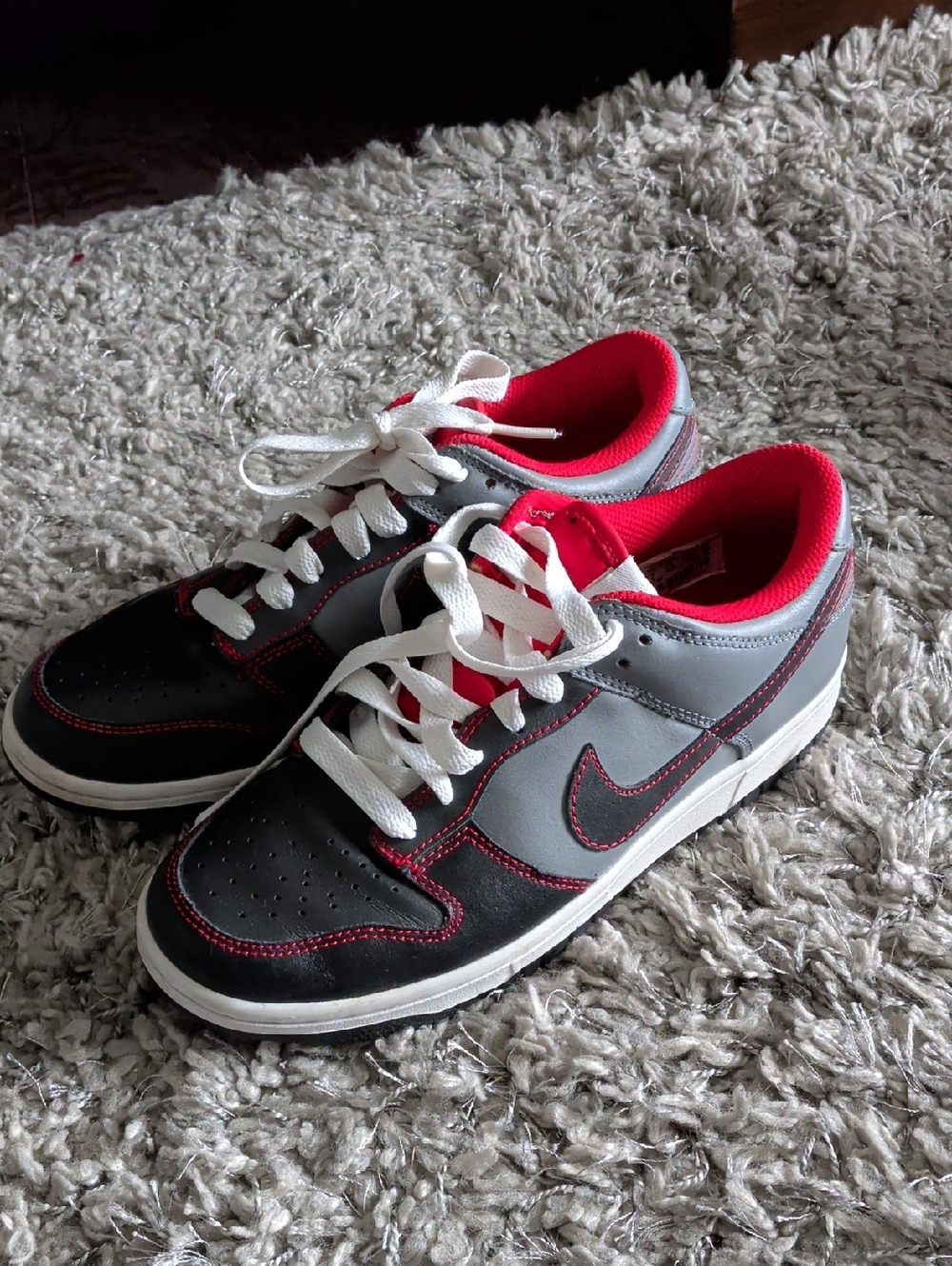 Nike Women’s Black, Gray & Red Low-Top Sneakers Size 8